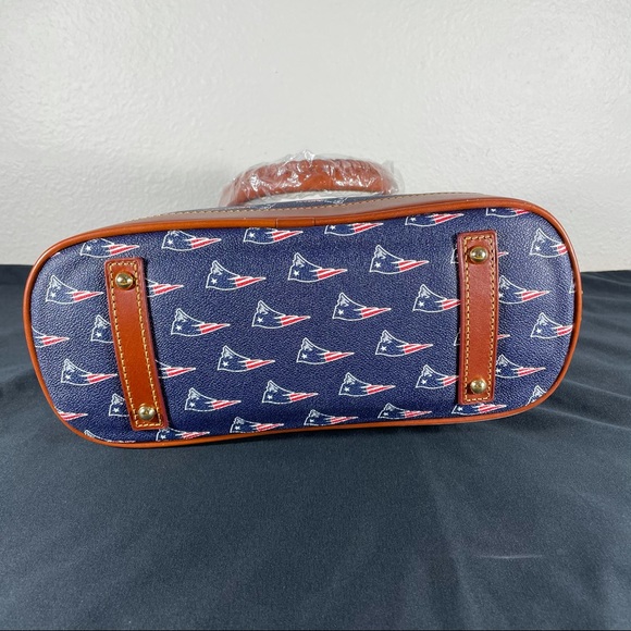 Patriots Domed NFL Crossbody Zip Satchel - Picture 4 of 8